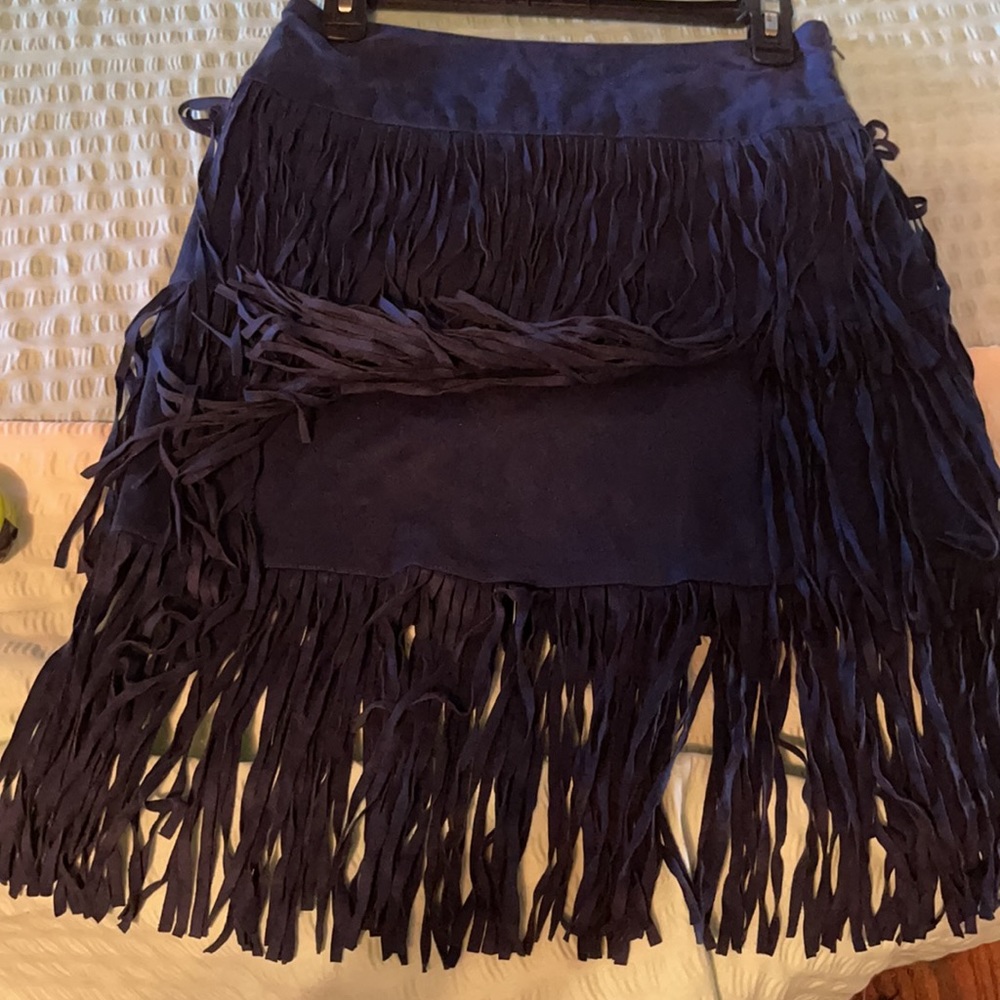 Adorable ROMEO +JULIET blue suede mini skirt with fringe - Picture 3 of 8